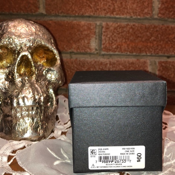 14k Gold Stud earrings with Cubic Zirconia - Picture 5 of 6